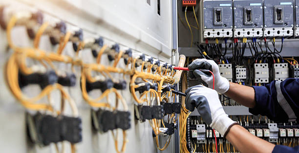 Professional Electrician technician working in Holstein, IA